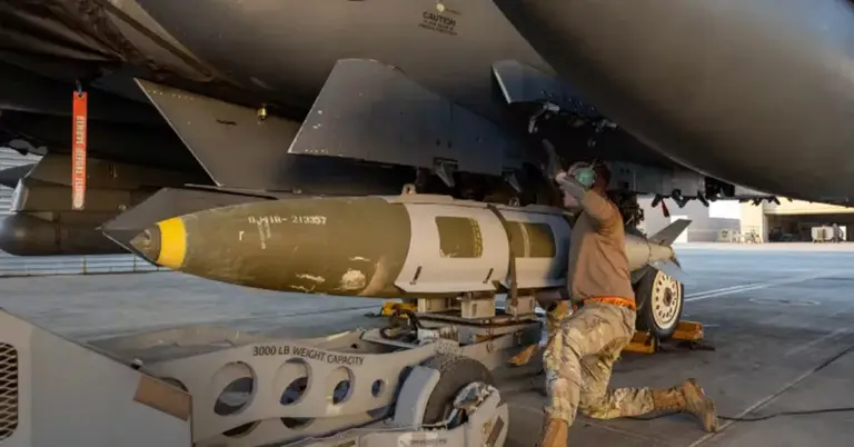 মার্কিন সেনা একটি এফ-১৫ই যুদ্ধবিমানে জিবিইউ-৩১ বোমা লোড করছেন